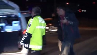 alkol muayenesi -  Ehliyetine önceden el konulan alkollü sürücü kaza yaptı, polisten kaçarken tarlaya yuvarlandı Videosu