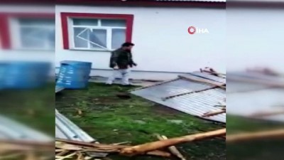 saganak yagmur -  Elazığ'da 2 köyde fırtına çatıları uçurdu: 1 yaralı Videosu