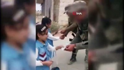 bayram harcligi -  - İdlib'de Türk askerleri çocuklara bayram harçlığı verdi Videosu