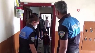  Polisi görünce merdivenin altına saklanan çocuğa bayram sürprizi