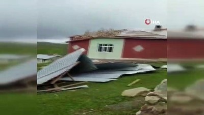  Şiddetli fırtına ev ve ahırın çatısını uçurdu
