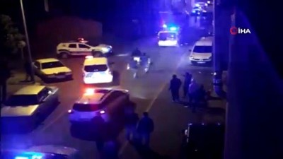 polis mudahale -  Sultanbeyli'de husumetli iki aile arasında bıçaklı kavga: 2'si ağır 6 yaralı Videosu