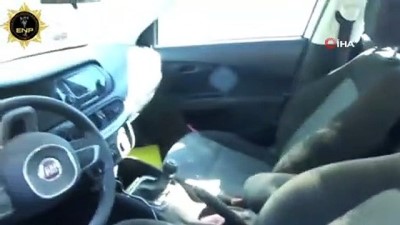 elektrik supurgesi -  Uyuşturucu satıcısı ile polis arasındaki kovalamaca kamerada...Polisten kaçıp eroini aracın içine saçtı Videosu