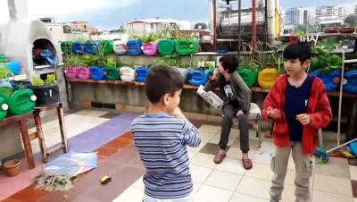  Bayramda evde kalan çocuklar teraslarından uçurtma uçurdu