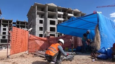  Depremzede konutları için işçiler bayramda da mesaide