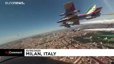 İtalyan gösteri uçakları gökyüzünü bayraklarının rengine boyadı