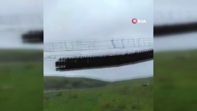  Şiddetli rüzgar 14 köye zarar verdi, asma köprü uçtu