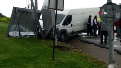  Önce otomobile ardından billboarda çarptı