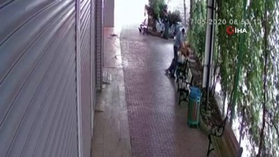 baros -  Banka müdürü kadına sokak ortasında güpegündüz saldırı kamerada Videosu