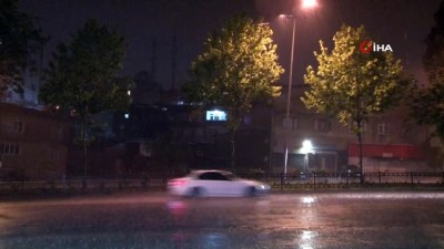  İstanbul'da gece saatlerinde şiddetli yağmur etkili oluyor