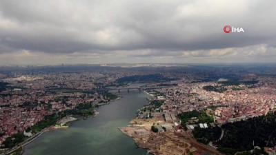  İstanbul'da yağmur bulutları eşsiz manzaralar oluşturdu