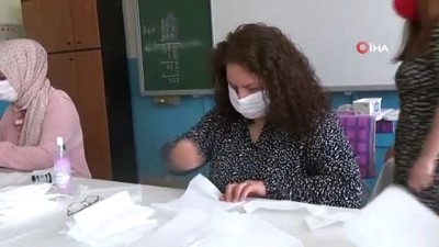 Öğretmenler LGS’ye girecek öğrenciler için maske dikimine başladı