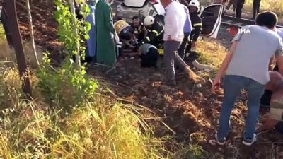 agir yarali -  Otomobil yük trenine çarptı: 2 ağır yaralı Videosu