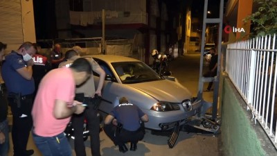  Silah sesi ihbarına giden polis kazalı ve kurşunlanmış otomobil buldu