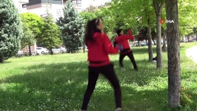 karate - 4 saatlik izinlerini karate antrenmanıyla değerlendiriyorlar Videosu