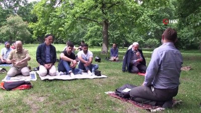 islam tarihi -  - Almanya’da parkta cuma namazı kılındı Videosu