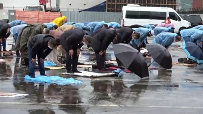 yagmurlu -  Cuma namazını sağanak altında kıldılar Videosu