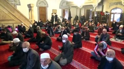  - Kosova'da 76 gün sonra yeniden açılan camilerde ilk cuma namazı