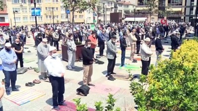  Restorasyonu bitmeyen camide vatandaşlar Cumayı meydanda kıldı