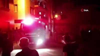  Söke'de metruk bina alev alev yandı