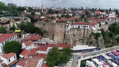  Antalya’da tarihi surlar yeşile büründü, kaldırımlarda otlar yeşerdi