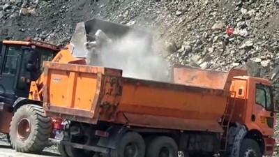 felaket -  Heyelandan dolayı 3 gündür kapalı olan Yüksekova-Van kara yolunda hummalı çalışma Videosu