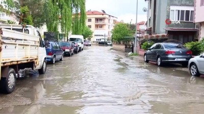 saganak yagis -  Kula'da dolu ile karışık yağan yağmur sonrası sokaklar göle döndü Videosu