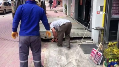 kaldirim tasi -   İş yeri önüne masa koymak için kaldırıma beton döktüren esnafa ceza Videosu