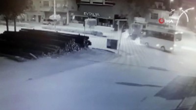  Kamyonet ile midibüsün çarpışma anı kamerada