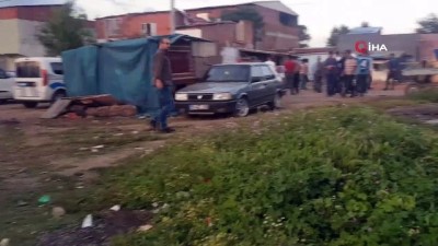saglik ekibi -  Bursa'da ortalık savaş alanına döndü...Kavga eden silahlı gruplara müdahale eden narkotik polisi şehit oldu, çıkan olaylarda 5 kişi de yaralandı Videosu