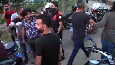 saglik ekibi -  Bursa'da ortalık savaş alanına döndü...Kavga eden silahlı gruplara müdahale eden narkotik polisi şehit oldu Videosu
