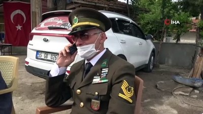 ali il -  İntikamı alınan şehit binbaşının emekli astsubay babası, üniformasını giyip oğlunun mezarına koştu Videosu