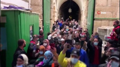  - Mescid-i Aksa 2 ay sonra yeniden ibadete açıldı
- Filistinliler, sabah namazını kılmak için Mescid-i Aksa'ya akın etti