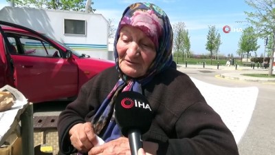  82 yaşındaki engelli kadın ve oğlu 90 gündür arabada yaşıyor
