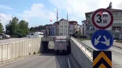 hemzemin gecit -  Kargo kamyonu hemzemin geçitte sıkıştı Videosu