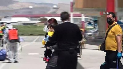 mahsur kaldi -  Suudi Arabistan'dan 143 Türk vatandaşı Van'a getirildi Videosu