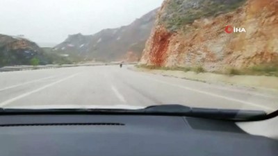  Yağışla beraber kayganlaşan yolda motosikletin devrilme anı kamerada