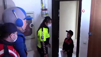  Polis ekipleri evden çıkamayan çocuklara hediye dağıttı