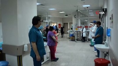 yogun bakim unitesi -  Kök hücre tedavisiyle Covid-19'u yenen hemşire meslektaşları tarafından hastaneden alkışlarla uğurlandı Videosu