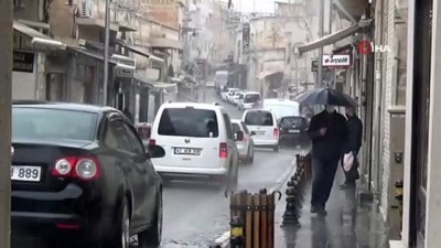  Mardin’de sağanak yağış hayatı olumsuz etkiledi... Yollar şelaleye döndü