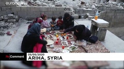 Suriye'de enkazda iftar sofrası: 