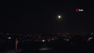  İstanbul'da Süper Ay 'Evde kal' yazısıyla görüntülendi