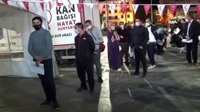   İzmir’de iftar sonrası Kızılay’a kan bağışı