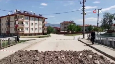 kisla -   Karantinaya alınan mahallede yollar toprak yığınları ile kapatıldı Videosu