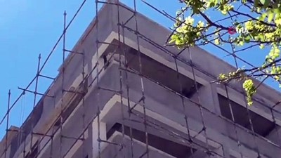 insaat iscileri -  Köpek inşaat halindeki binanın 6. katına çıkan köpek işçilere zor anlar yaşattı Videosu