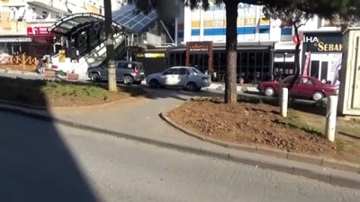  Yolun karşısına geçmeye çalışan kişiye motosikletin çarptığı kaza kamerada