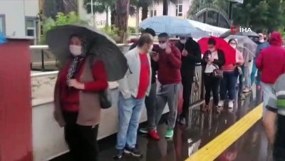  Antalya'da  PTT önünde yağmur altında maaş kuyruğu