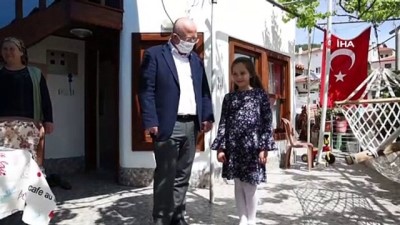 sarki yarismasi -  Başkan Gümüş 23 Nisan hediyelerini evlerde dağıttı Videosu
