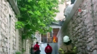 nadan -   Fatih’te ahşap iki binada korkutan yangın Videosu
