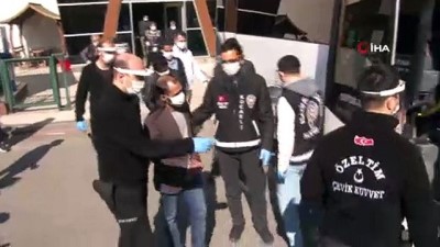 dinlenme tesisi -  Göçmen kaçakçıları kazandıkları parayı paylaşamayınca arkadaşlarını öldürüp TEM'e attı Videosu